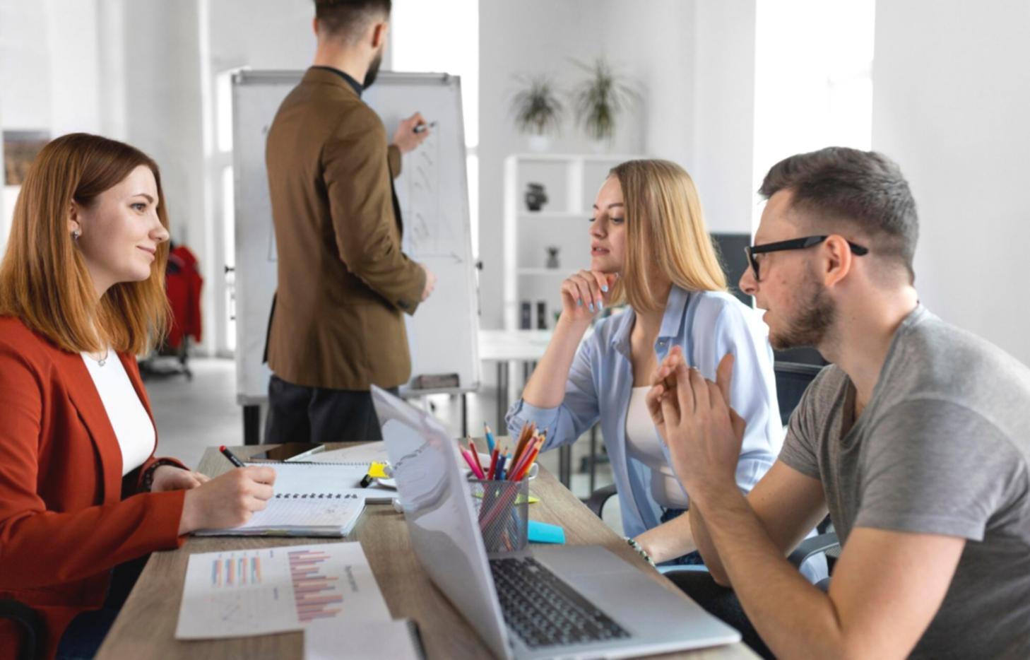 Arbeitsplatz mit Finanzunterlagen und persönlichen Notizen